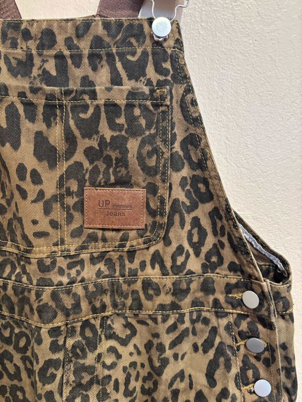 Leopard Print Overalls with Brown Straps and Pockets, Women’s size Large - Picture 3 of 7